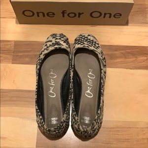 Aztec print Toms flats!